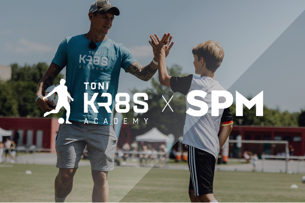 Gemeinsam für den Fußball – SPM Sportplatz Media & Toni Kroos Academy starten Kooperation
