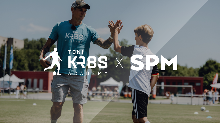Gemeinsam für den Fußball – SPM Sportplatz Media & Toni Kroos Academy starten Kooperation